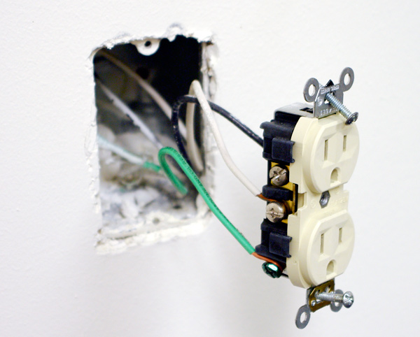 How to ground an outlet without ground wire